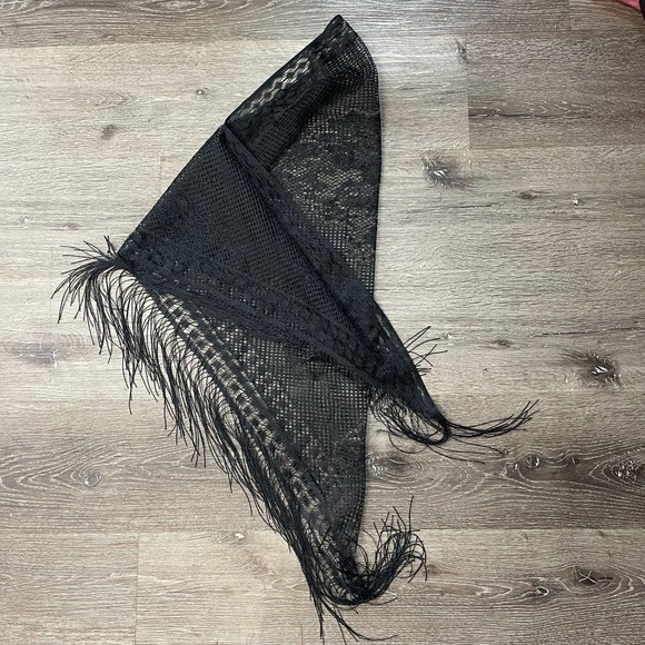 SOLD Vintage 1970s Black Woven Fringe Shawl Scarf Accessory - Picture 4 of 11